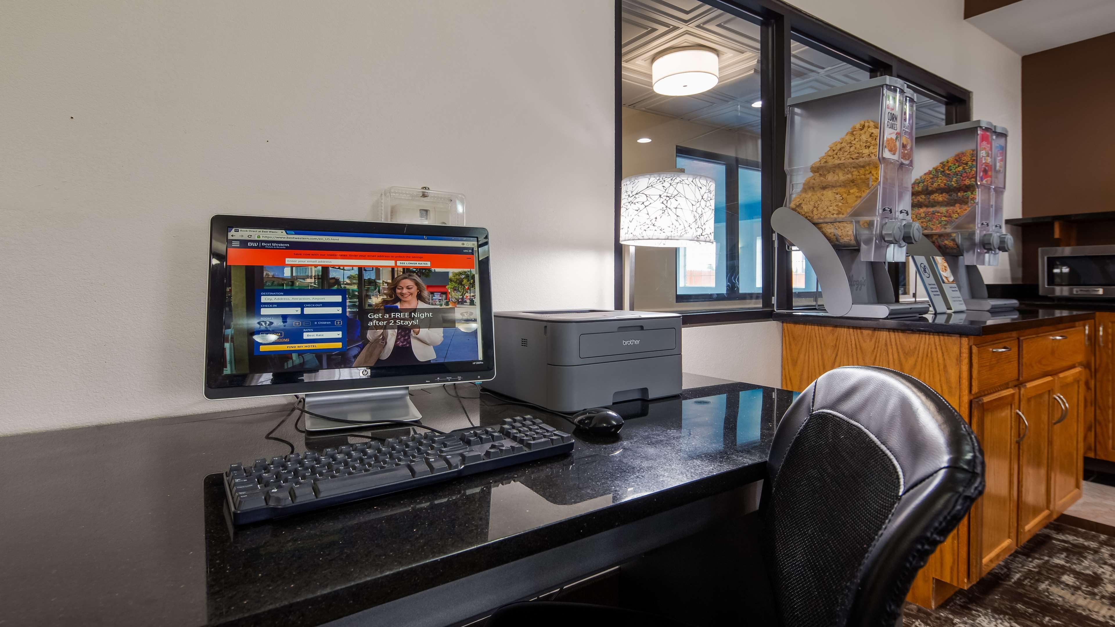 Best Western Plus Wakeeney Inn & Suites Buitenkant foto